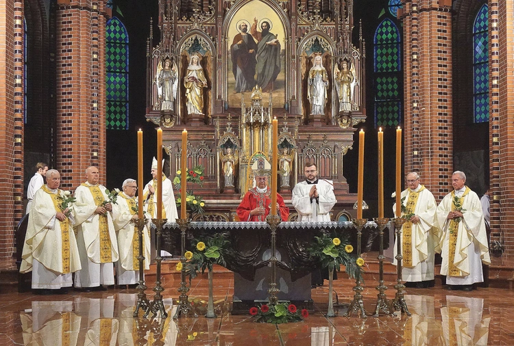 Eucharystię koncelebrowali jubilaci: ks. Jan Czyszczoń i Kazimierz Gruszka, oraz ks. Tadeusz Deńczyk, ks. Piotr Kansy i ks. Antoni Pleśniak.
