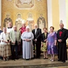 Nagrodzeni z biskupami Sławomirem Oderem i Andrzejem Iwaneckim. W imieniu dr Anny Rusek wyróżnienie odebrał ks. Józef Kara.  