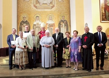 Nagrodzeni z biskupami Sławomirem Oderem i Andrzejem Iwaneckim. W imieniu dr Anny Rusek wyróżnienie odebrał ks. Józef Kara.  