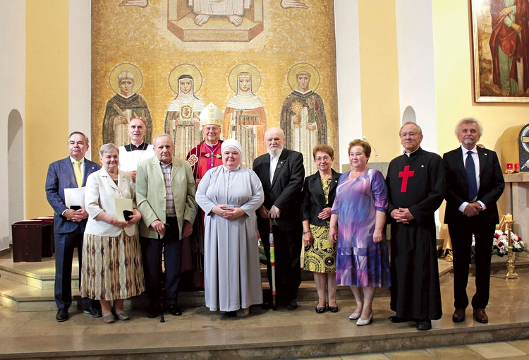 Nagrodzeni z biskupami Sławomirem Oderem i Andrzejem Iwaneckim. W imieniu dr Anny Rusek wyróżnienie odebrał ks. Józef Kara.  