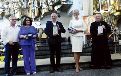 Od lewej: Stanisław i Jadwiga Piecuchowie, Andrzej Płonka, Ewa Klimaszewska i bp Piotr Greger ze statuetkami bielskiego hospicjum stacjonarnego.