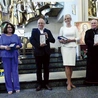 Od lewej: Stanisław i Jadwiga Piecuchowie, Andrzej Płonka, Ewa Klimaszewska i bp Piotr Greger ze statuetkami bielskiego hospicjum stacjonarnego.