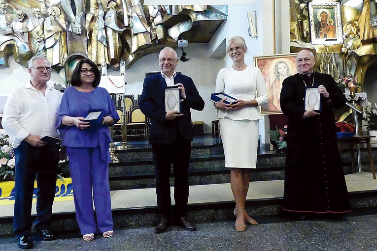 Od lewej: Stanisław i Jadwiga Piecuchowie, Andrzej Płonka, Ewa Klimaszewska i bp Piotr Greger ze statuetkami bielskiego hospicjum stacjonarnego.
