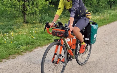 Na rowerze przejedzie blisko 3800 kilometrów. To około 40 dni w drodze,  która jest pielgrzymką,  ale też wsparciem dla tych, którzy potrzebują pomocy. 
