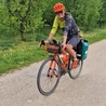 Na rowerze przejedzie blisko 3800 kilometrów. To około 40 dni w drodze,  która jest pielgrzymką,  ale też wsparciem dla tych, którzy potrzebują pomocy. 