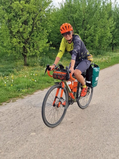 Na rowerze przejedzie blisko 3800 kilometrów. To około 40 dni w drodze,  która jest pielgrzymką,  ale też wsparciem dla tych, którzy potrzebują pomocy. 