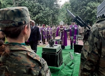 Ceremonia pochówku  na cmentarzu. 