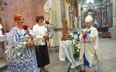 Katarzyna Matla z parafii św. Franciszka z Asyżu w Zabrzu-Zaborzu i Joanna Pytel z parafii św. Michała Archanioła w Bytomiu-Suchej Górze, katechetki przechodzące na emeryturę, przyjmują podziękowania od bp. Andrzeja Iwaneckiego.