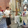 Katarzyna Matla z parafii św. Franciszka z Asyżu w Zabrzu-Zaborzu i Joanna Pytel z parafii św. Michała Archanioła w Bytomiu-Suchej Górze, katechetki przechodzące na emeryturę, przyjmują podziękowania od bp. Andrzeja Iwaneckiego.
