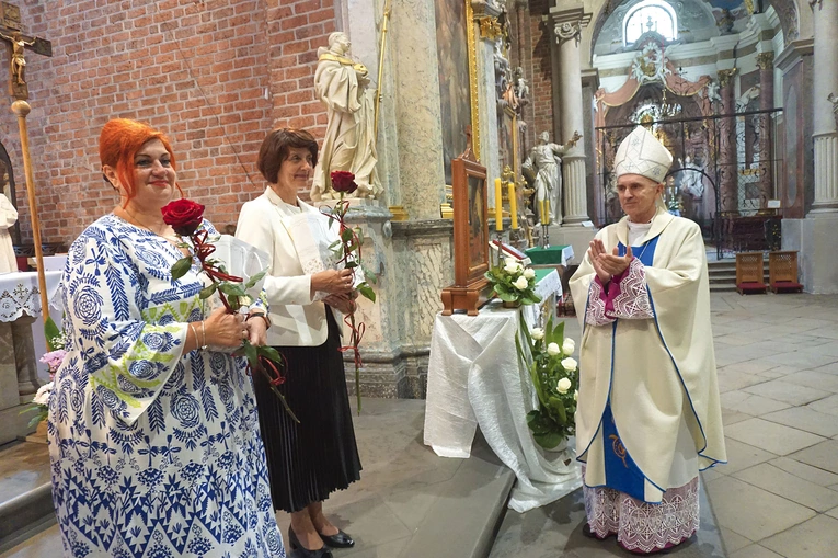 Katarzyna Matla z parafii św. Franciszka z Asyżu w Zabrzu-Zaborzu i Joanna Pytel z parafii św. Michała Archanioła w Bytomiu-Suchej Górze, katechetki przechodzące na emeryturę, przyjmują podziękowania od bp. Andrzeja Iwaneckiego.