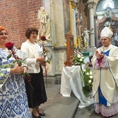 Katarzyna Matla z parafii św. Franciszka z Asyżu w Zabrzu-Zaborzu i Joanna Pytel z parafii św. Michała Archanioła w Bytomiu-Suchej Górze, katechetki przechodzące na emeryturę, przyjmują podziękowania od bp. Andrzeja Iwaneckiego.