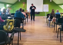 Ks. Radacki wyjaśniał uczestnikom złożoną strukturę stresu. 