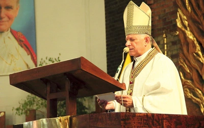  Arcybiskup Mieczysław Mokrzycki  mówił, że oprócz wiedzy ważne  są wiara i wartości. 
