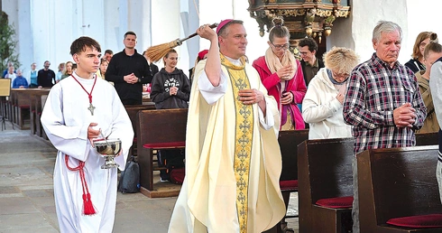 Pasterz pobłogosławił ruszających w pątniczą  drogę.