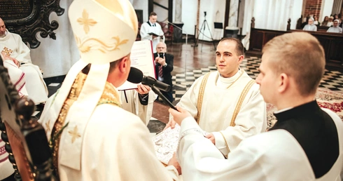 Diakon otrzymał stułę i dalmatykę, które będzie nosił podczas liturgii, oraz ewangeliarz.