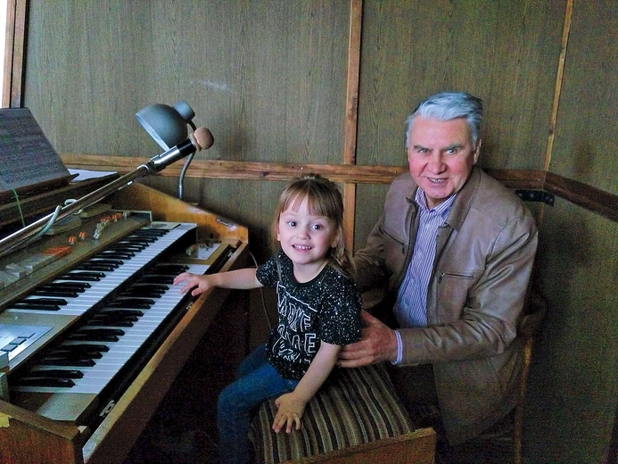 Muzyk z sopockiego kościoła z wnuczką Moniką.