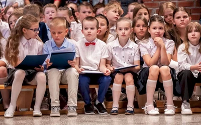 Za dwa miesiące uczniowie, ponownie ubrani na galowo, rozpoczną naukę, teraz jednak planują odpoczywać i w codzienności wykorzystywać zdobytą wiedzę.