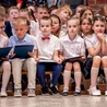 Za dwa miesiące uczniowie, ponownie ubrani na galowo, rozpoczną naukę, teraz jednak planują odpoczywać i w codzienności wykorzystywać zdobytą wiedzę.