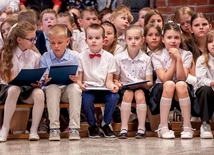 Za dwa miesiące uczniowie, ponownie ubrani na galowo, rozpoczną naukę, teraz jednak planują odpoczywać i w codzienności wykorzystywać zdobytą wiedzę.