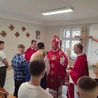 Sakrament w zakratowanej kaplicy – to pokazuje, że Jezus dociera nawet tam.