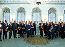 Prezydent wraz z odznaczonymi. Pierwszy od lewej  – ks. prof. Tyrała, czwarty od prawej, w drugim rzędzie – ks. Stryczek,  piąty – prof. Szlachta.