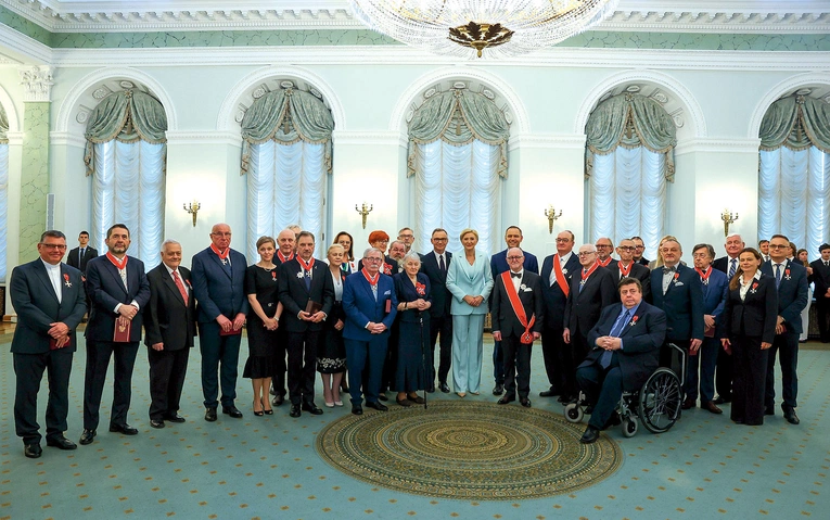 Prezydent wraz z odznaczonymi. Pierwszy od lewej  – ks. prof. Tyrała, czwarty od prawej, w drugim rzędzie – ks. Stryczek,  piąty – prof. Szlachta.