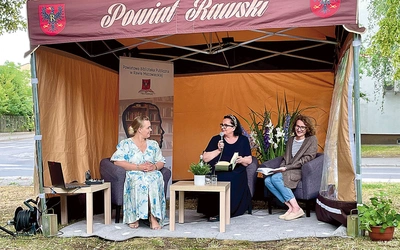Wiersze czytali nie tylko zaproszeni goście,  ale i słuchacze, którzy odważyli się przybliżyć swoje ulubione dzieła.