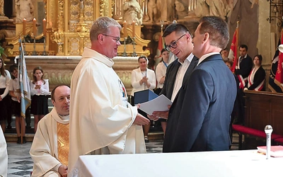 Odznakę wręczyli księdzu burmistrz Piotr Bujak i przewodniczący rady miejskiej Jerzy Kunert. 