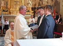 Odznakę wręczyli księdzu burmistrz Piotr Bujak i przewodniczący rady miejskiej Jerzy Kunert. 