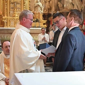 Odznakę wręczyli księdzu burmistrz Piotr Bujak i przewodniczący rady miejskiej Jerzy Kunert. 