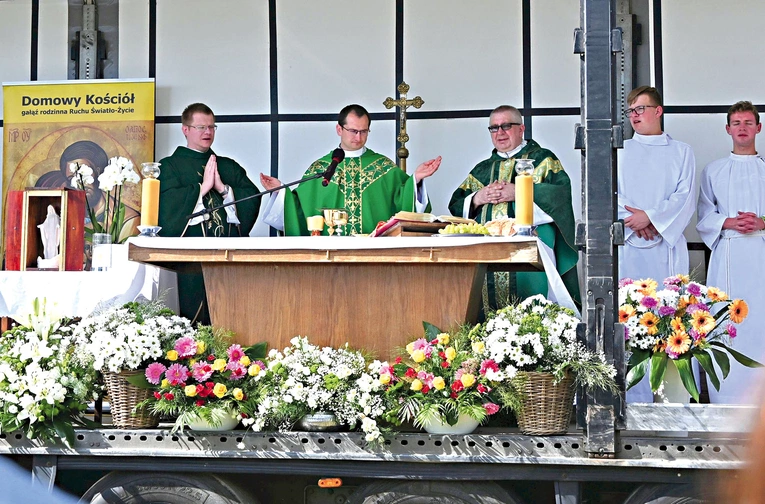  Najważniejszą częścią Dnia Wspólnoty  była Msza św., a przy polowym ołtarzu stanęła figurka Niepokalanej Matki Kościoła, peregrynująca wśród członków Domowego Kościoła.