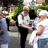 Przywitania z biskupem Andrzejem Czają na placu kościelnym w Szczedrzyku 