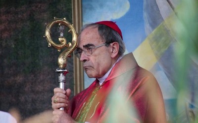 – Czy zdajesz sobie sprawę, jak bardzo kocha cię Serce Jezusa? Czy każdy z nas nie mógłby odnowić swojego sposobu kochania Pana, aby nasze serca były bardziej podobne do Jego Najświętszego Serca? – mówił w XII-wiecznym kościele kard. Barbarin.