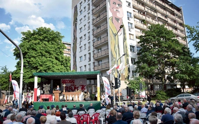 Msza św. była celebrowana u zbiegu ulic 25 Czerwca i Żeromskiego.