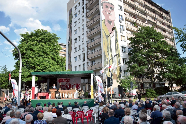 Msza św. była celebrowana u zbiegu ulic 25 Czerwca i Żeromskiego.