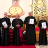 Pierwsze  placówki neoprezbiterów (od lewej): ks. Adrian Czajkowski  – parafia  pw. św. Zygmunta w Szydłowcu, ks. Radosław Rojek – parafia pw. św. Aleksego w Przedborzu, ks. Michał Łuszczyna  – parafia pw. św. Bartłomieja w Brzózie, ks. Konrad Dębicki  – parafia  pw. św. Wojciecha w Kowali, ks. Kamil Stachuczy  – parafia  pw. Chrystusa Króla w Radomiu.