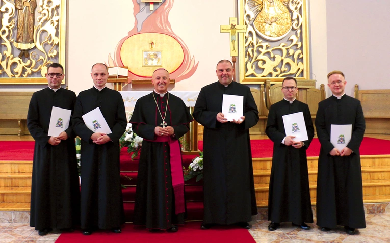 Pierwsze  placówki neoprezbiterów (od lewej): ks. Adrian Czajkowski  – parafia  pw. św. Zygmunta w Szydłowcu, ks. Radosław Rojek – parafia pw. św. Aleksego w Przedborzu, ks. Michał Łuszczyna  – parafia pw. św. Bartłomieja w Brzózie, ks. Konrad Dębicki  – parafia  pw. św. Wojciecha w Kowali, ks. Kamil Stachuczy  – parafia  pw. Chrystusa Króla w Radomiu.