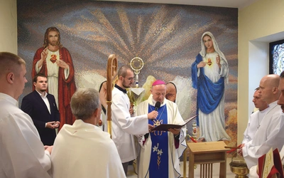 Modlitwę w kaplicy odmówił  bp M. Solarczyk.