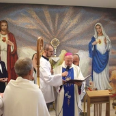 Modlitwę w kaplicy odmówił  bp M. Solarczyk.