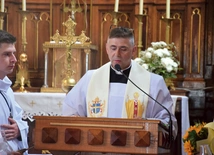 Proboszcz ks. M. Krycia w czasie czytania Ewangelii.