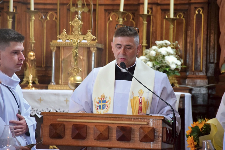 Proboszcz ks. M. Krycia w czasie czytania Ewangelii.