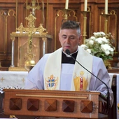 Proboszcz ks. M. Krycia w czasie czytania Ewangelii.