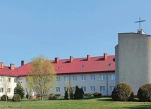 Klasztor, leżący niedaleko Mińska Mazowieckiego, jest jedynym kontemplacyjnym w diecezji warszawsko-praskiej. Siostry przyjmują intencje do modlitwy, zgłoszenia na indywidualne rekolekcje czy prośby o pomoc w rozeznaniu powołania. Kontakt mailowy: karmel.noo@op.pl lub telefoniczny – 605 600 097. Od 13 do 16 lipca o 18.00  zapraszają na otwarte rekolekcje.