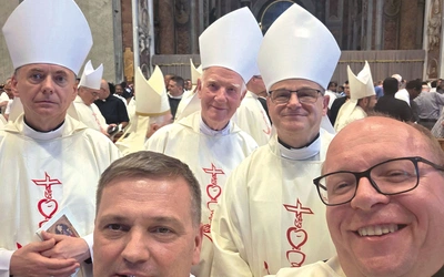 Świdniccy biskupi  wraz z ks. Wiesławem Rusinem  i ks. Krzysztofem Orą.