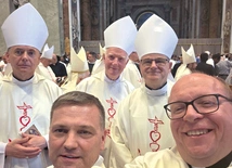 Świdniccy biskupi  wraz z ks. Wiesławem Rusinem  i ks. Krzysztofem Orą.