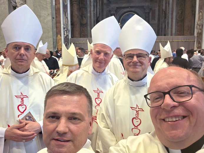Świdniccy biskupi  wraz z ks. Wiesławem Rusinem  i ks. Krzysztofem Orą.
