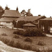 Kaplica, jeden z pierwszych budynków dzieła, i dom św. Franciszka w latach 30. XX w. 