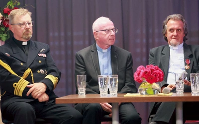 Ks. kmdr Bogusław Wrona i o. Ryszard Wajda (z prawej). W środku ks. Jan Panek, proboszcz z Olesna.