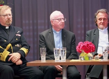 Ks. kmdr Bogusław Wrona i o. Ryszard Wajda (z prawej). W środku ks. Jan Panek, proboszcz z Olesna.