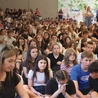 Młodzi, którym towarzyszyli katecheci i nauczyciele, wypełnili namiot spotkania po brzegi. Wielu zgromadziło się także wokół niego.
